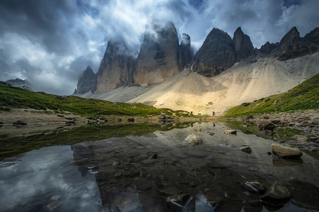 夏に青い空と川の山の反射の美しい風景を見るtre cime、ドロミテ、イタリアから。