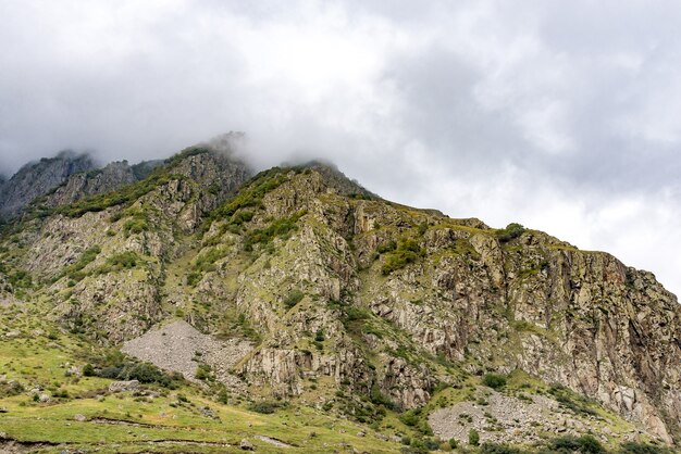 조지아의 높은 산들이있는 아름다운 풍경