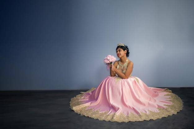 아름 다운 라틴 여자 옷을 입고-핑크 공주 의상. 텍스트를 위한 공간이 있는 배경 흐림