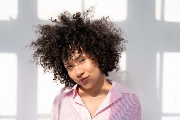 写真 自宅で美しいラテン系女性