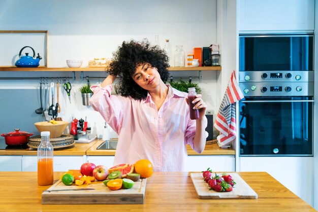 Photo beautiful latino woman at home