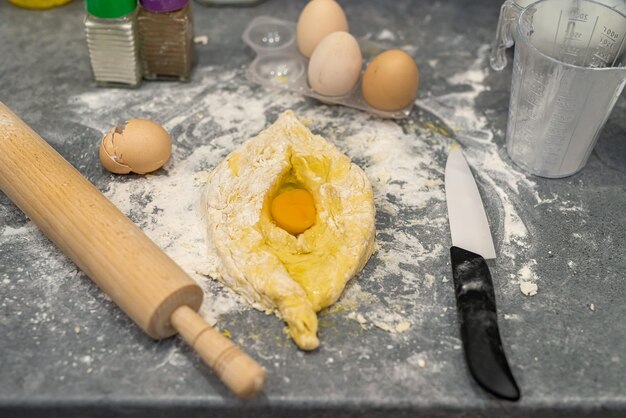 Красивая планировка приготовления пищи с мукой, яйцами, маслом и молоком на столе