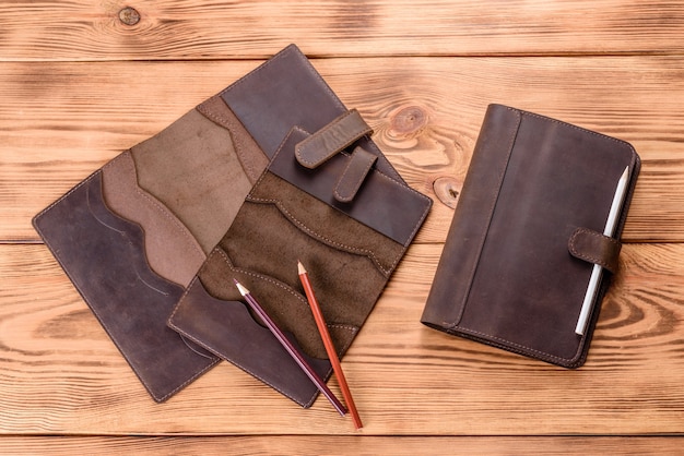 Красивый кожаный коричневый футляр из кожи, предназначенный для ноутбука