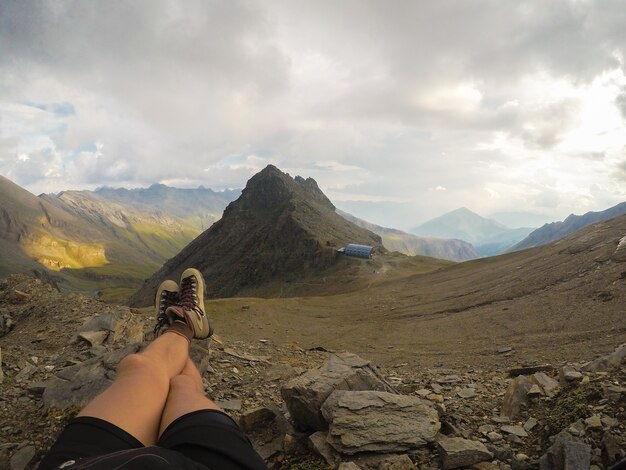 Photo beautiful legs against the background of mountain peaks