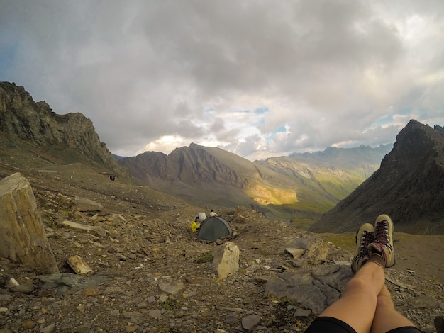 Photo beautiful legs against the background of mountain peaks