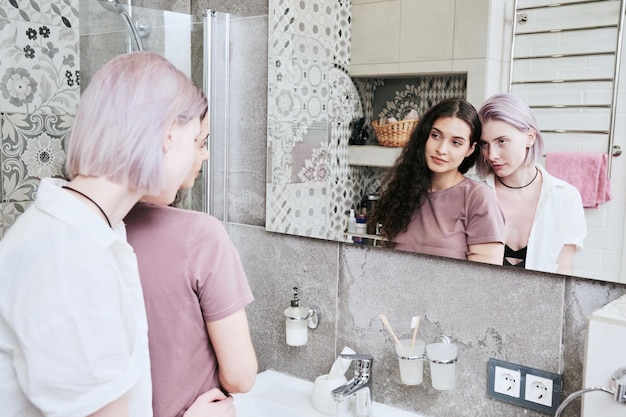 Foto belle ragazze lesbiche in bagno