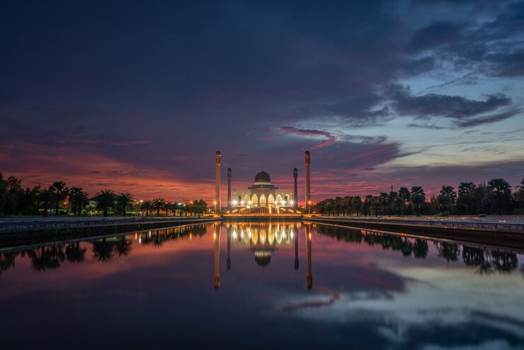 Photo the beautiful light appeared on the back of a mosque in thailand.