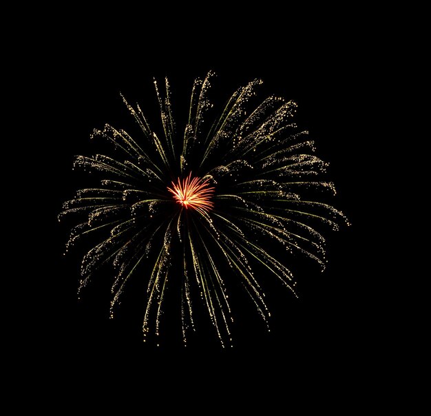 Foto bella luce per la celebrazione del fuoco d'artificio dorato nel cielo notturno