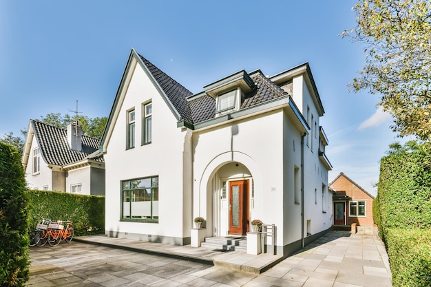 Photo beautiful light facade of a two-story house