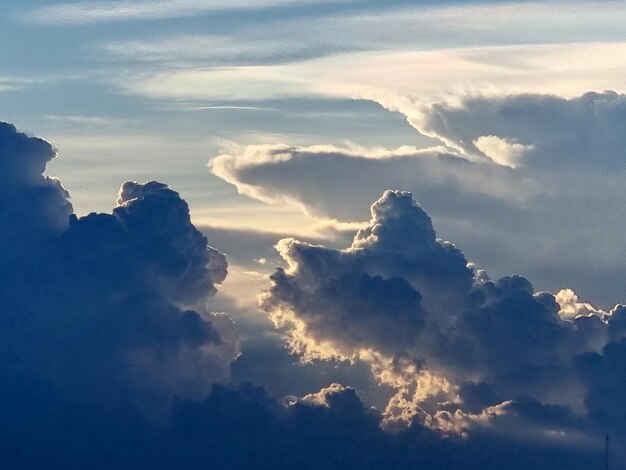 写真 青い空を背景に太陽と雲の美しい光