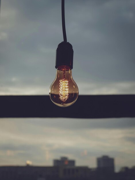 Foto bellissima fonte luminosa lampadina e luce di candela