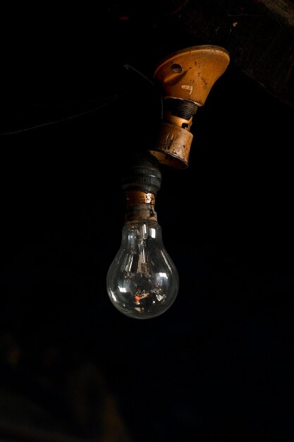 Foto bellissima fonte luminosa lampadina e luce di candela