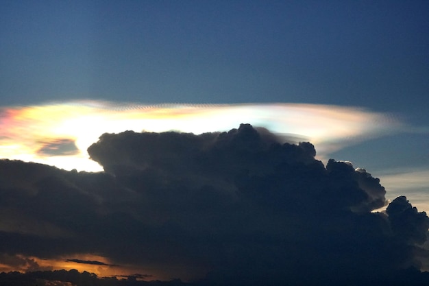 青い空を背景に太陽と雲の美しい光