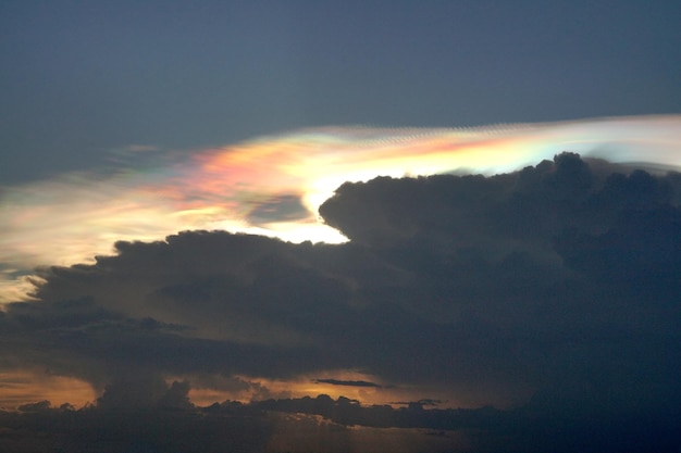 青い空を背景に太陽と雲の美しい光