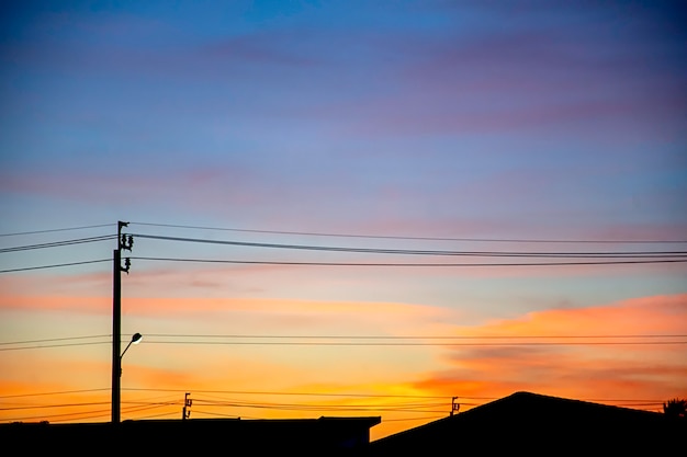 建物の後ろに空の反射で雲と夕焼けの美しい光。