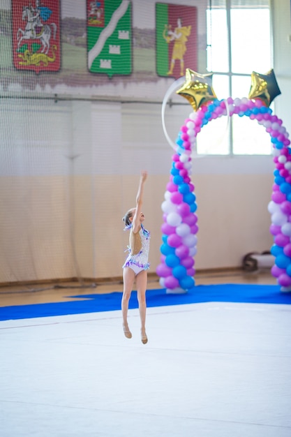 Красивая маленькая активная гимнастка с ее выступлением на ковре