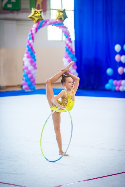 Фото Красивая маленькая активная гимнастка с ее выступлением на ковре