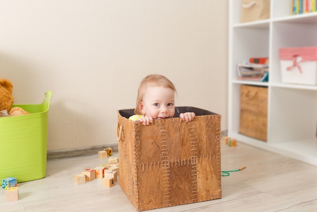 写真 美しい小さな子供は木製の立方体で遊ぶ