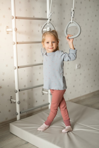 Bella bambina che fa ginnastica domestica