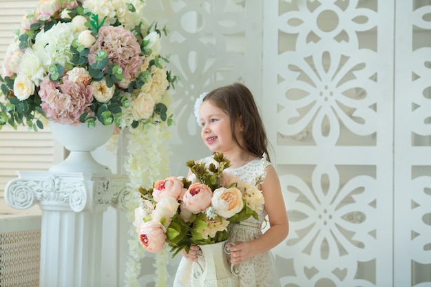 Bella bambina in un vestito elegante