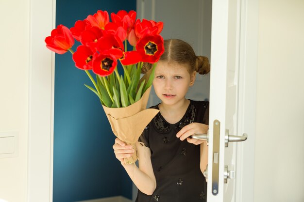 꽃의 꽃다발을 들고 아름 다운 작은 소녀