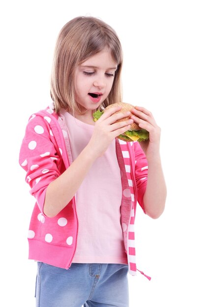 Bella bambina che tiene panino isolato su bianco