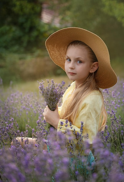 Bella bambina sul campo di lavanda