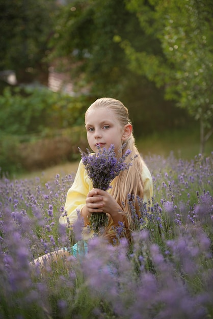 Красивая маленькая девочка на лавандовом поле