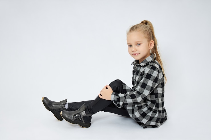 Photo beautiful little girl sitting on the floor