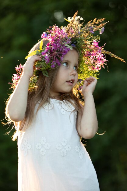 Photo beautiful little girl in a wreath