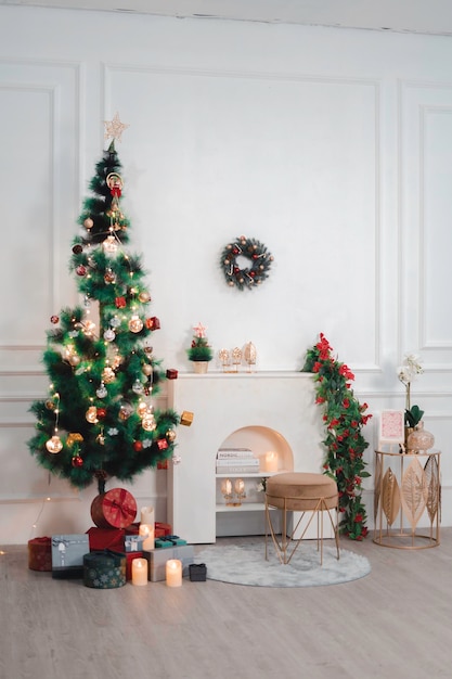 아침에 벽난로와 크리스마스 트리가 있는 아름다운 거실 인테리어