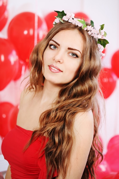 Photo beautiful long-haired woman with big red balloons