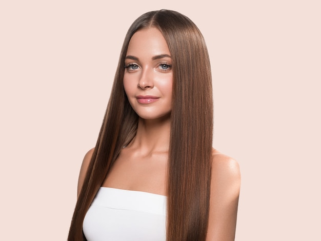 Bella donna lunga capelli lisci felice pelle pulita viso colore di sfondo. rosa