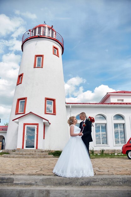 美しい愛情のある結婚式のカップル