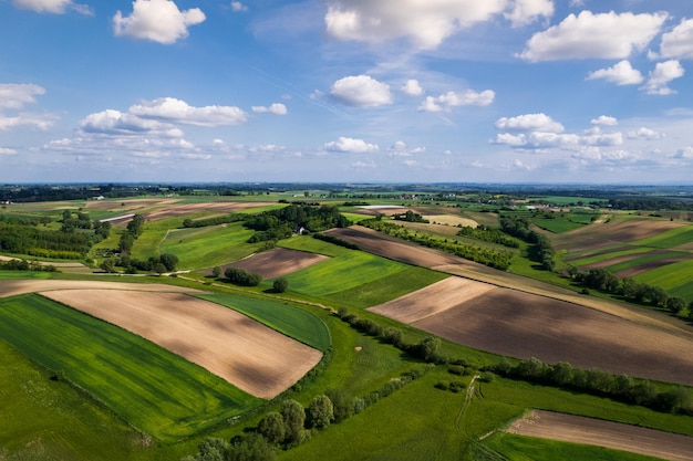 田舎の美しい緑豊かな農場Poland Drone 上からの眺め