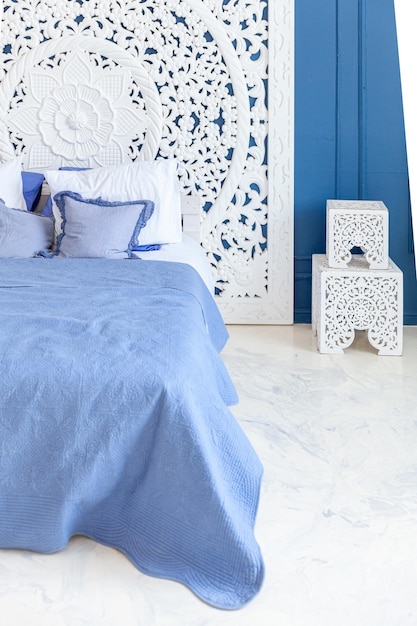 Photo beautiful luxury classic clean interior bedroom in white and deep blue color with kingsize bed and c