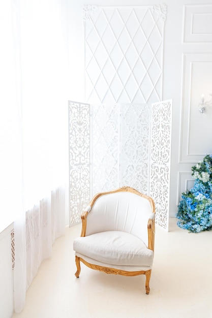 Красивая роскошная классическая белая светлая чистая внутренняя спальня в стиле барокко с большим окном...