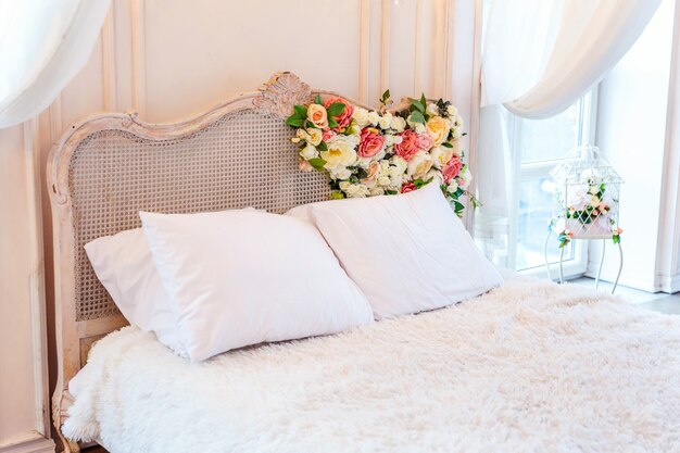 Photo beautiful luxury classic white bright clean interior bedroom in baroque style