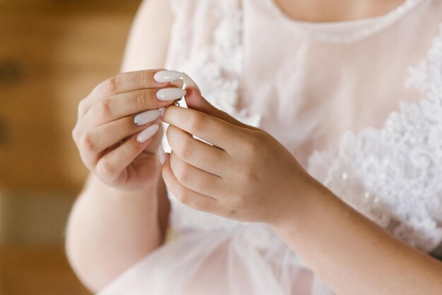 Bellissimi orecchini di lusso nelle mani di una donna