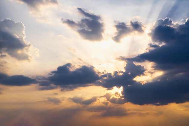 아름다운 럭셔리 소프트 그라데이션 오렌지 골드 구름과 푸른 하늘 사이의 햇빛은 everningTwilight의 배경에 완벽합니다.