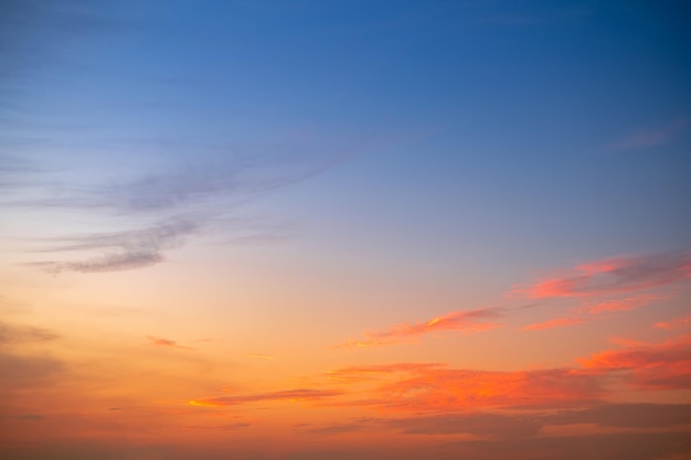 柔らかいグレディエント オレンジ 黄金 雲と太陽の光 青い空に 背景に完璧です 永遠の夕暮れを撮ります