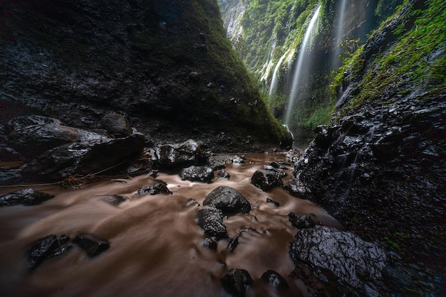 Фото Красивый водопад мадакарипура, даже во время наводнения