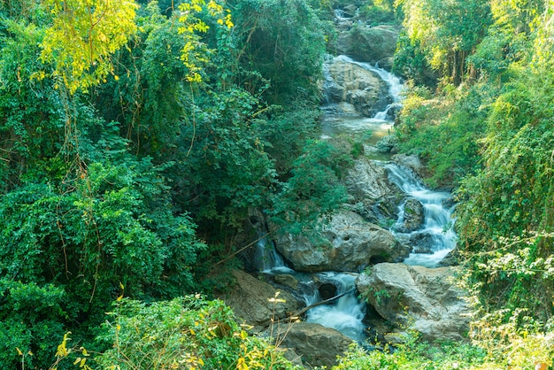 Bellissima cascata di mae sa a chiang mai, thailandia