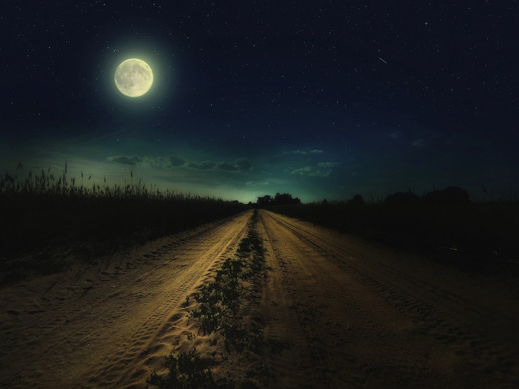 Photo beautiful magic night sky with fullmoon and stars and  road receding into the distance with  green grass