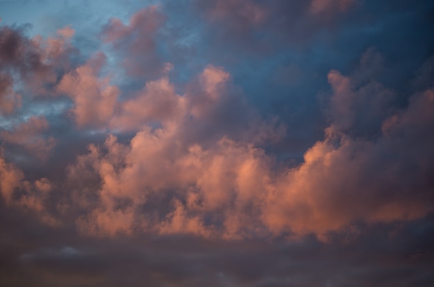 空に沈む夕日の美しい壮大な雲