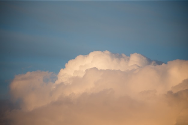 空に沈む夕日の美しい壮大な雲