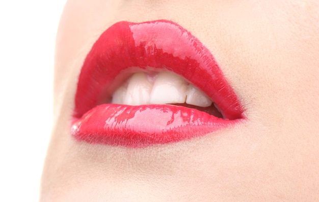 Красивый макияж губ с гламурным красным блеском