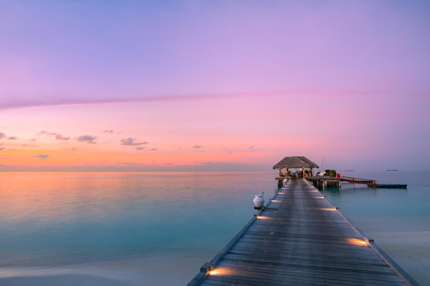 美しいモルディブの楽園の夕日。熱帯の空中風景、海景の水上ヴィラ素晴らしい海の空