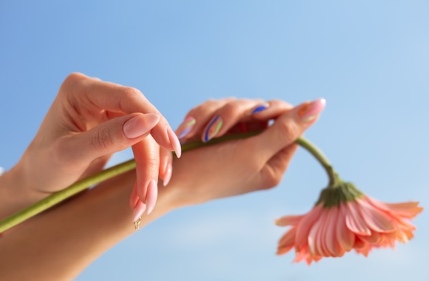 Bella manicure sulle mani femminili