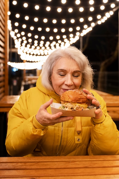 写真 楽しい時間を過ごしている美しい成熟した女性